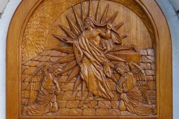 A feltámadást ábrázoló fafaragás domborműve